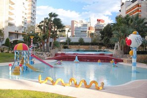 Una piscina techada, una piscina al aire libre