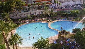 Una piscina cubierta, una piscina al aire libre