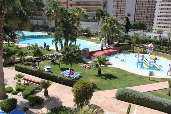 Una piscina cubierta, una piscina al aire libre