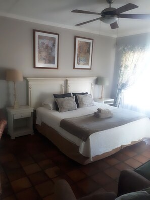King Room | Minibar, in-room safe, desk, laptop workspace - The Plantation Guesthouse (Middelburg)