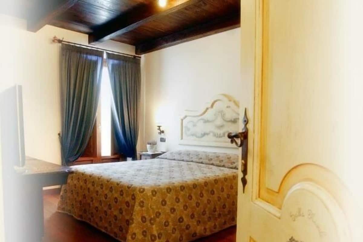 suite, connecting rooms | in-room safe, blackout curtains, iron/ironing board