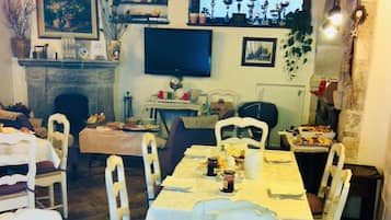 TĂ€gliches inbegriffenes nach Wunsch zubereitetes FrĂŒhstĂŒck