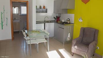 Geladeira, cafeteira/chaleira, torradeira