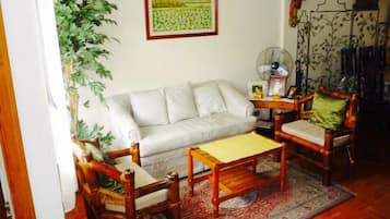 Condo, 4 phòng ngủ (unit) | Phòng khách | TV