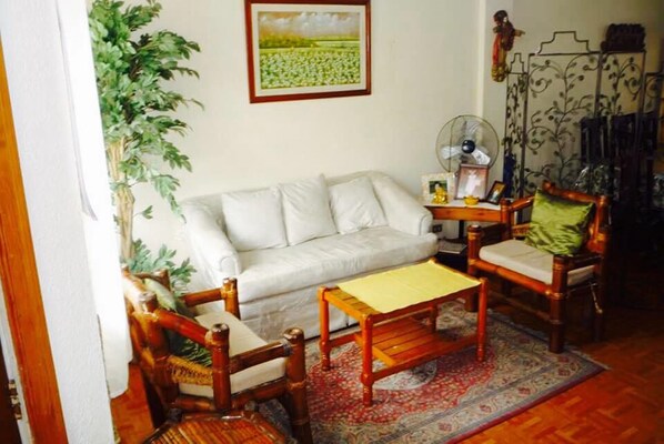 4 BR unit | Living room | TV