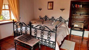 1 slaapkamer, een strijkplank/strijkijzer, gratis wifi, beddengoed