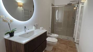 Combined shower/bathtub, hair dryer, towels, toilet paper