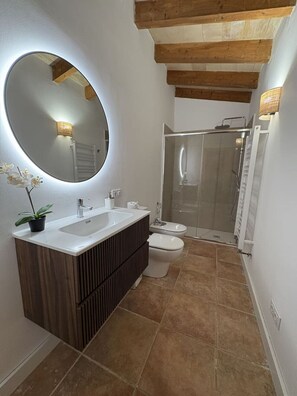 Combined shower/tub, hair dryer, towels, toilet paper - Cottage `Es Romaní` (Son Servera)