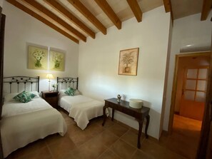 2 室のベッドルーム、アイロン / アイロン台、WiFi、ベッドシーツ