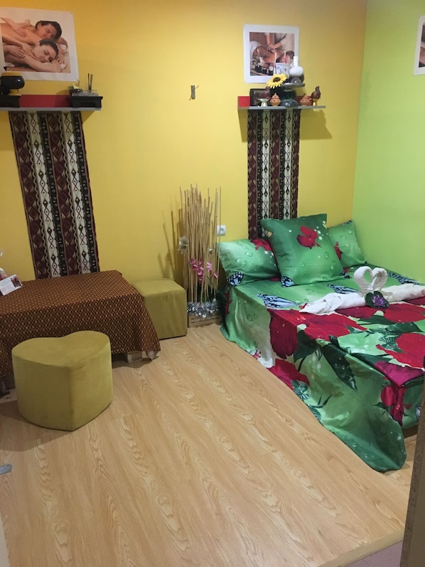 Iron/ironing board, free WiFi, bed sheets