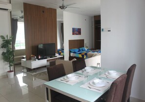 Studio Suite, 1 Queen Bed with Sofa bed | In-room dining