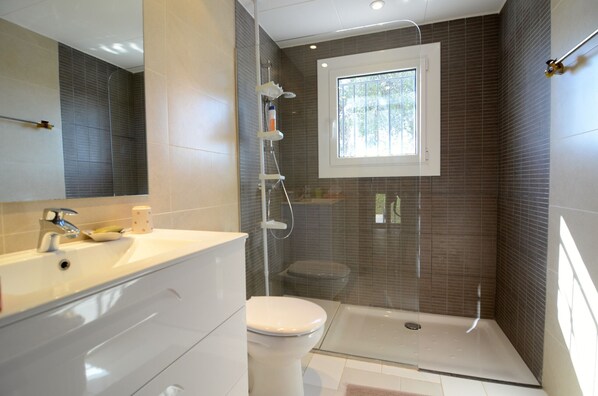 Shower, towels
