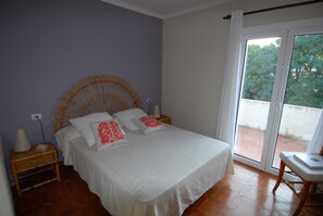 4 bedrooms, iron/ironing board, free WiFi, bed sheets
