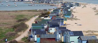 LUXURY 1 BED FLAT WITH GARDEN - 2 MINS WALK TO RIVER - HUND VENNLIGT