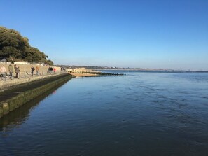 Beach -   LUXURY 1 BED  FLAT  WITH GARDEN  - 2 MINS WALK TO RIVER  -  DOG FRIENDLY  (Bournemouth)