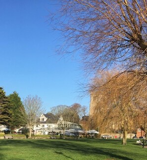 Exterior -   LUXURY 1 BED  FLAT  WITH GARDEN  - 2 MINS WALK TO RIVER  -  DOG FRIENDLY  (Bournemouth)