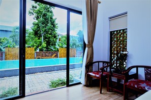 华丽客房, 阳台 | 迷你吧、办公桌、遮光窗帘、隔音