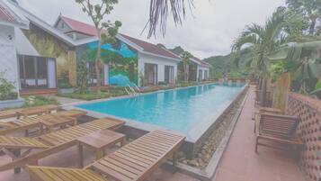 시즌별로 운영되는 야외 수영장