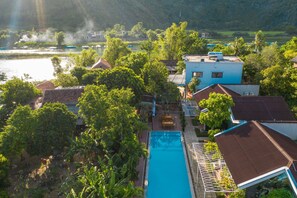 供应早餐、午餐和晚餐