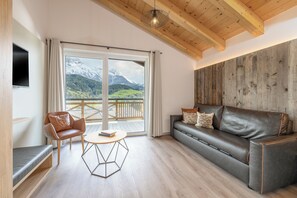 Ático Deluxe, 3 habitaciones | Zona de estar | Una televisión de pantalla plana