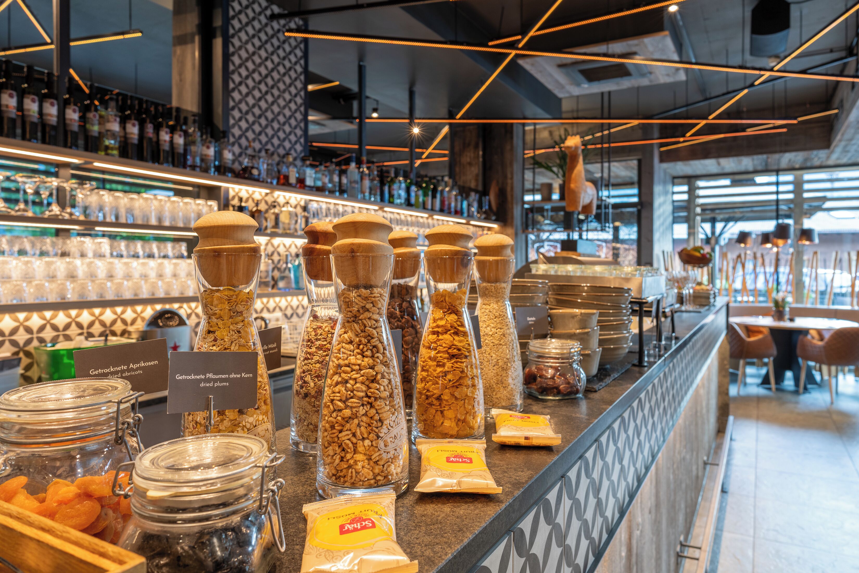 Angolo bar con diversi cibi e bevande.