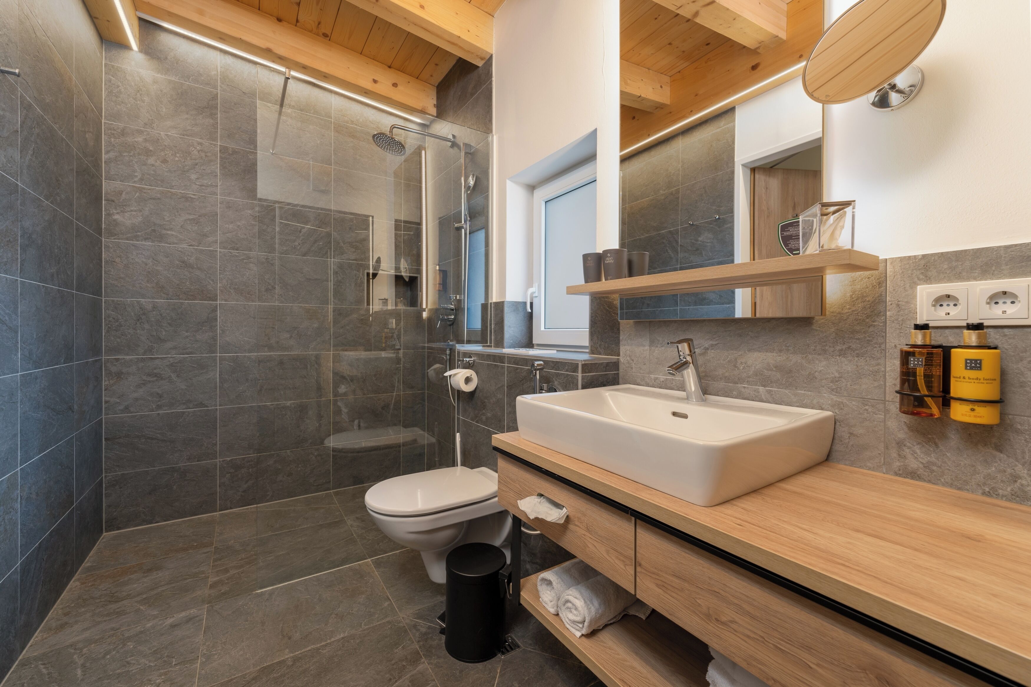 superior penthouse, 3 bedrooms | bathroom | shower, hair dryer, bathrobes, slippers