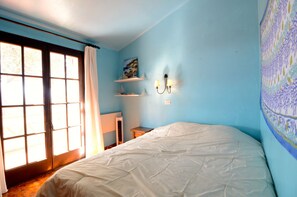 3 bedrooms, iron/ironing board, bed sheets