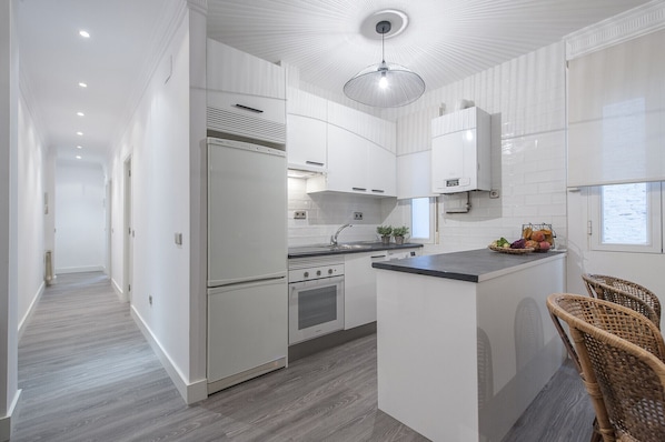 Een koelkast, een microgolfoven, een oven, een kookplaat