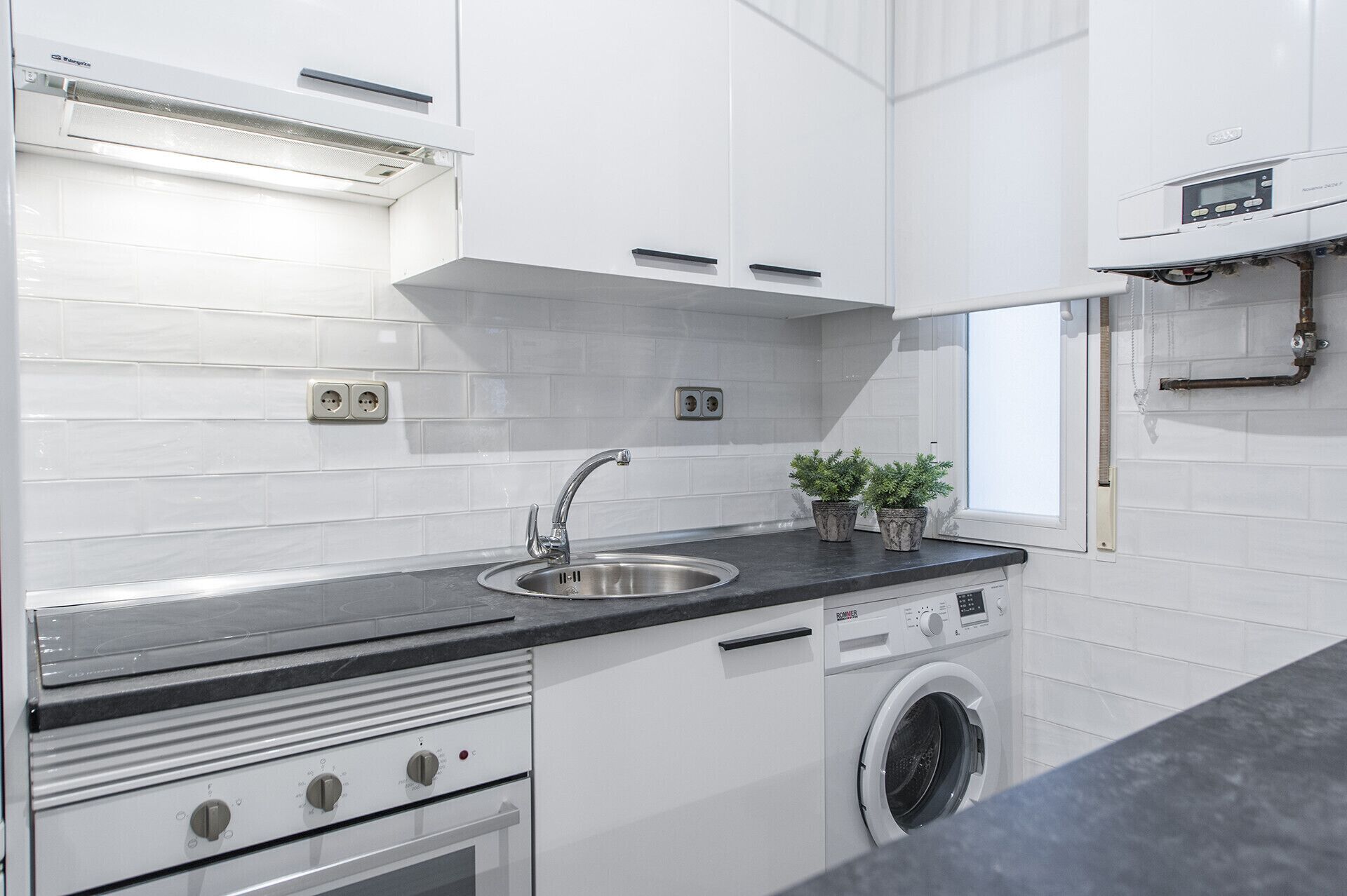 Frigorífico, microondas, horno y cafetera o tetera