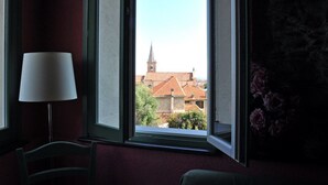 A room with a large window, a chair, and a lamp. - Agriturismo Ca' dei Conti (San Bartolomeo al Mare)