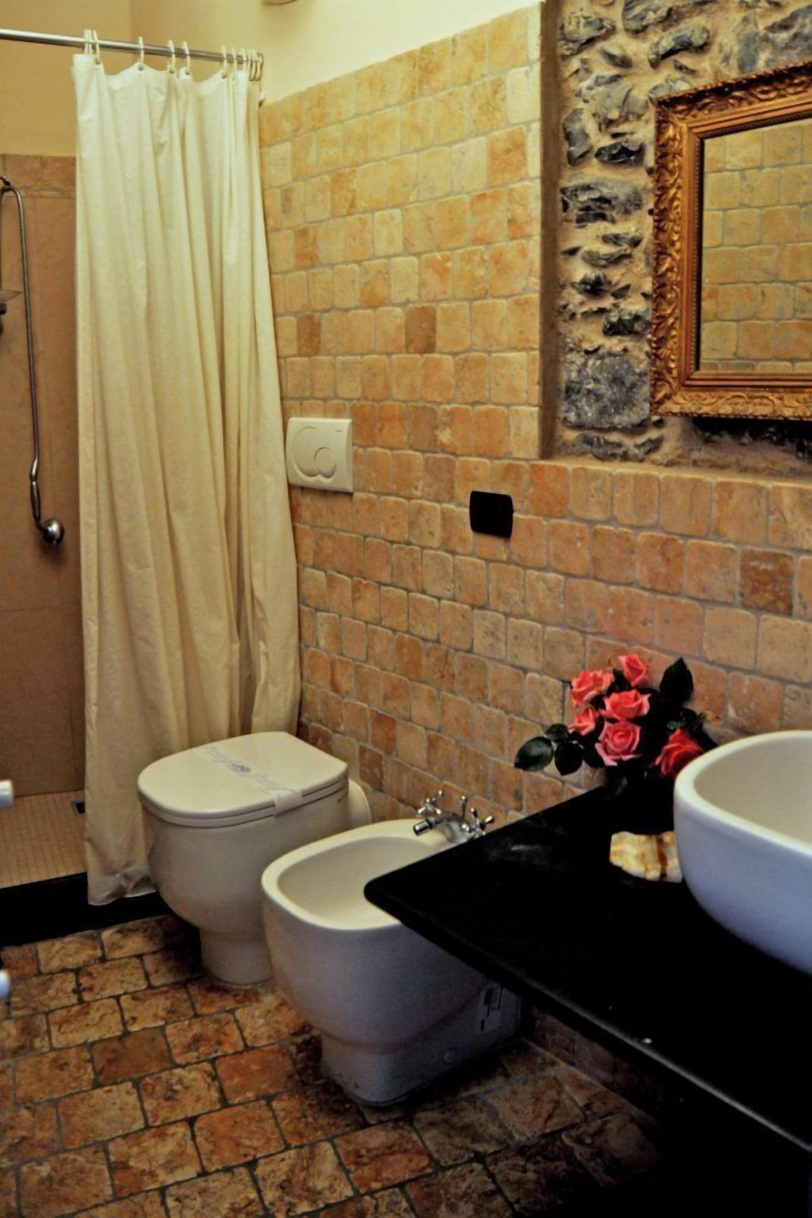 Apartment (Giada / Ametista) | Bathroom | Shower, free toiletries, hair dryer, bidet