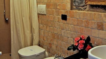 Apartment (Giada / Ametista) | Bathroom | Shower, free toiletries, hair dryer, bidet