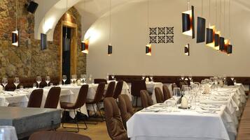 2 restaurants; breakfast, lunch, dinner and brunch served