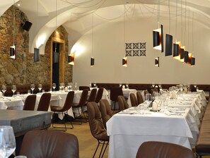2 restaurants, breakfast, lunch, dinner served; local cuisine  - Garden Rooms (Maribor)