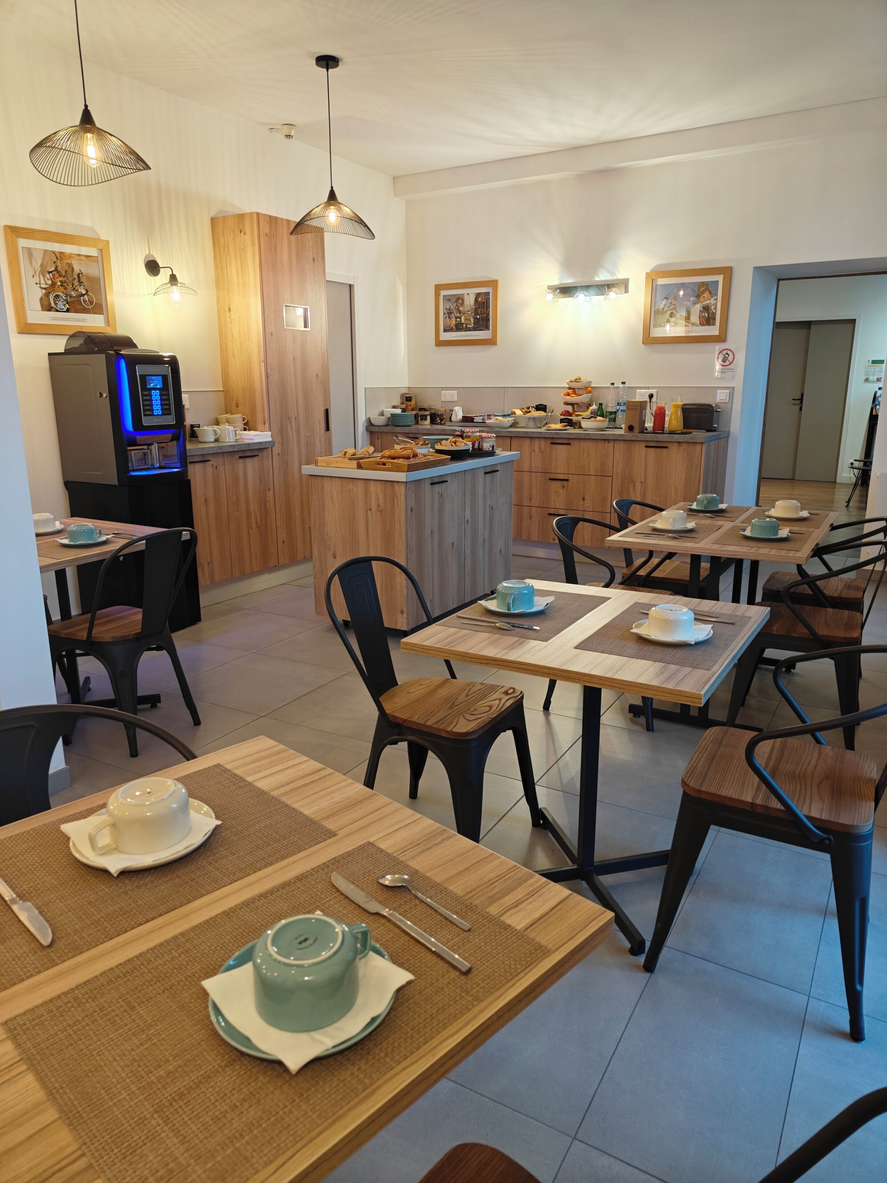 Bữa sáng kiểu Âu hàng ngày (9.50 EUR/mỗi người) 