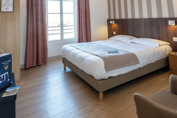 Comfort Double Room | Individually decorated, individually furnished, desk, blackout drapes - Hôtel Océan Dinan (Dinan)