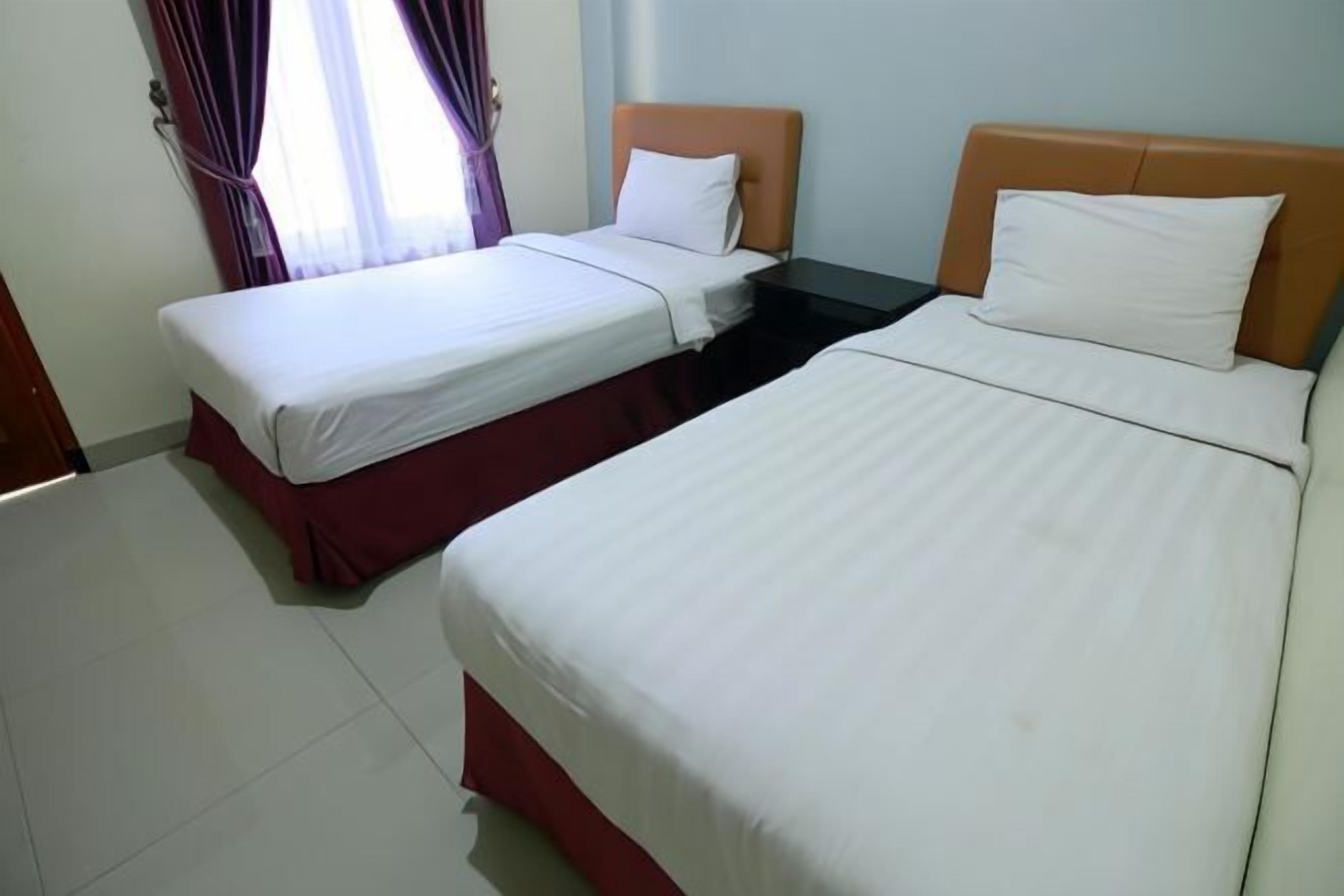 Skrivebord, strykejern/-brett og ekstrasenger (mot et tillegg)