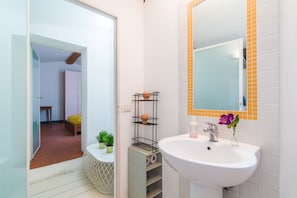 Appartement Duplex, 2 chambres | Lavabo de la salle de bain