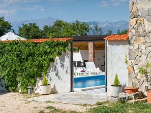 Plant, Sky, Flowerpot, Cloud, Shade, Land Lot, Tree, Door, Rural Area, Houseplant - Stunning private villa for 6 guests with private pool, WIFI, A/C, TV and terrace (Zadar)
