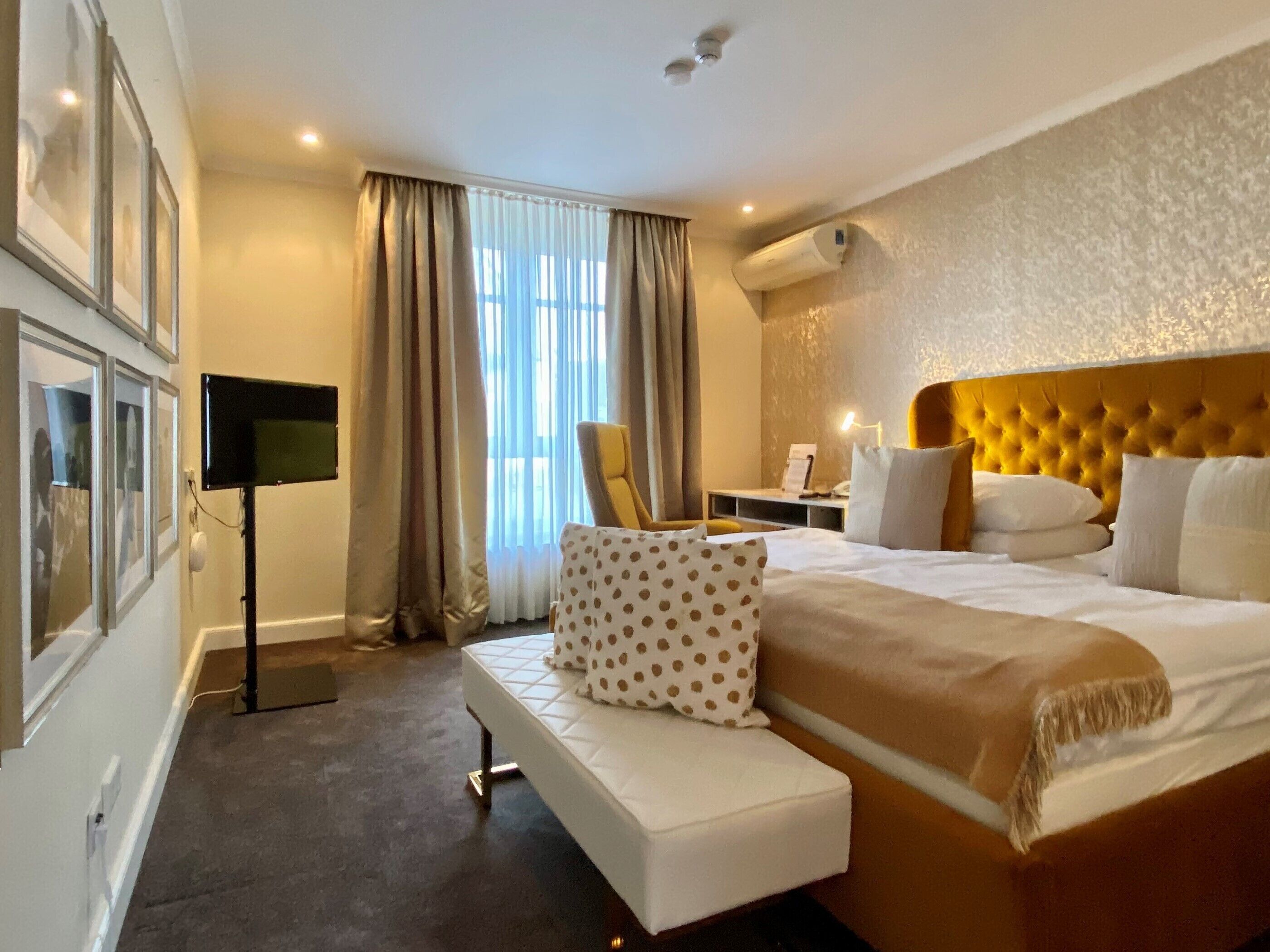 comfort double room | hypo-allergenic bedding, individually decorated, desk, soundproofing