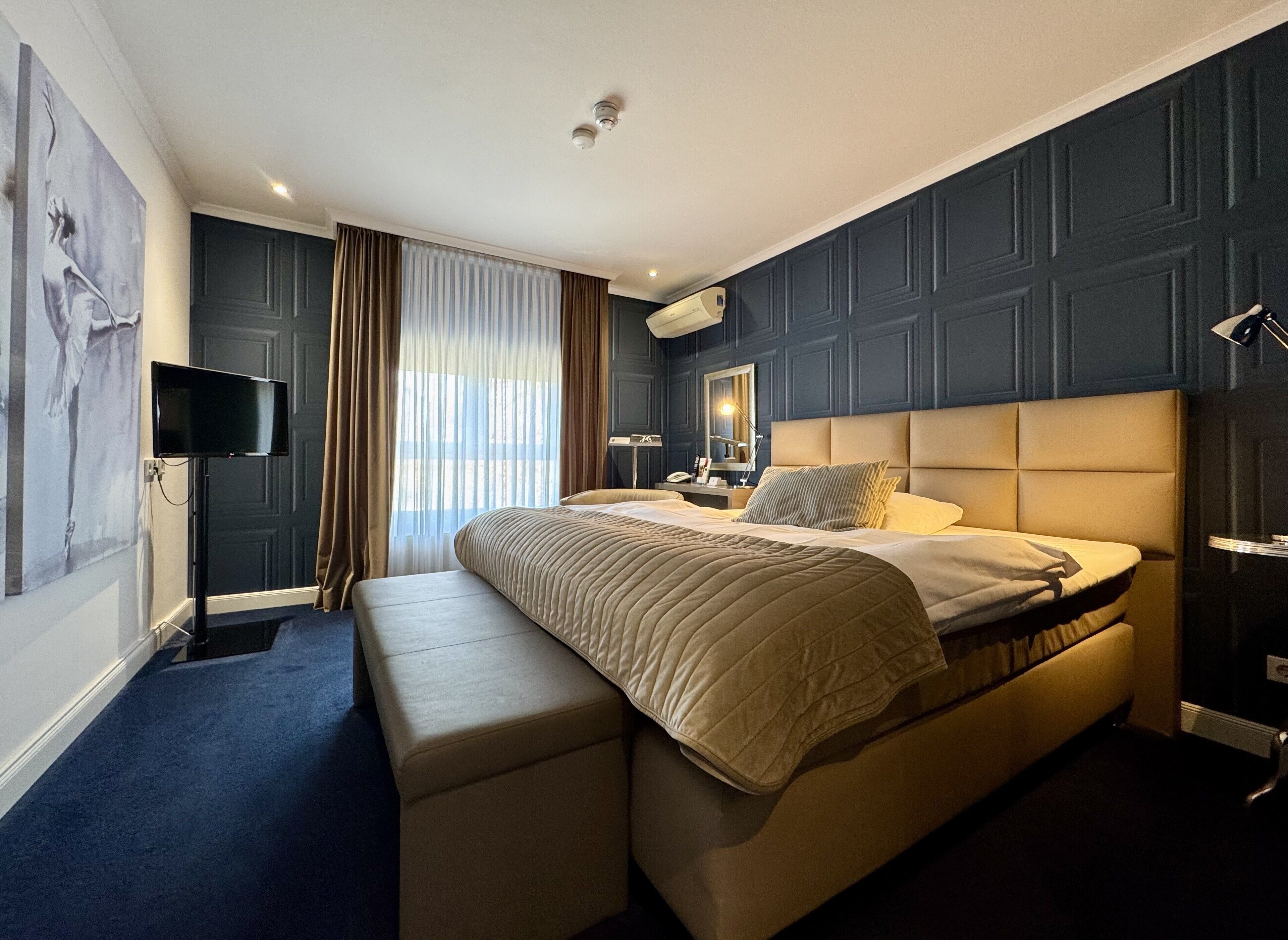 comfort double room | hypo-allergenic bedding, individually decorated, desk, soundproofing