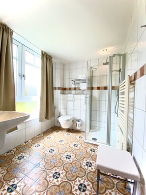A bathroom with a shower, toilet, and sink. - Parkhotel Bielefeld (Bielefeld)