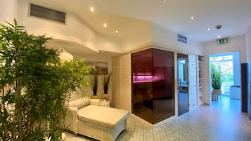 Sauna, hot tub
