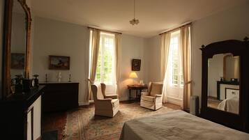 8 bedrooms, desk, iron/ironing board, travel cot