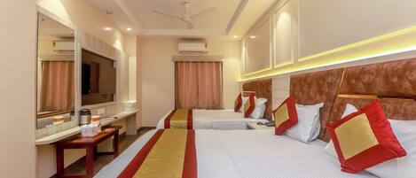 Family Room | Desk, laptop workspace, free WiFi