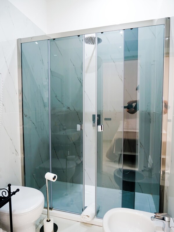 Deluxe Room | Bathroom | Separate tub and shower, jetted tub, bidet, towels - Costantino Home (Pompei)