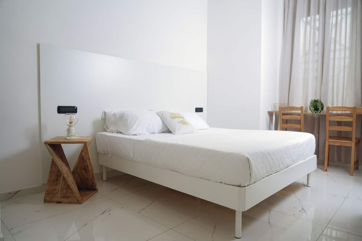 Habitación Deluxe | Insonorización, tabla de planchar con plancha y wifi gratis