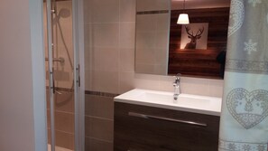 Combined shower/tub, hair dryer, towels