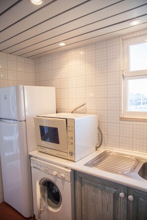 Fridge, microwave, stovetop, coffee/tea maker - Marina Apartment (Vilamoura)
