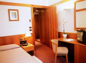 Minibar, in-room safe, desk, cots/infant beds - Hotel Villa Ottoboni (Pordenone)